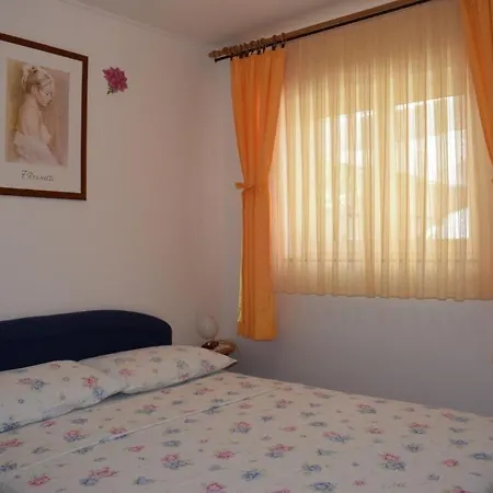 In Tribunj With Terrace, Air Conditioning, W-lan 5034-1 شقة